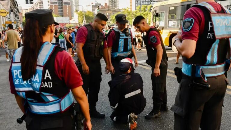 Un policía se llevó tres juegos de sábanas