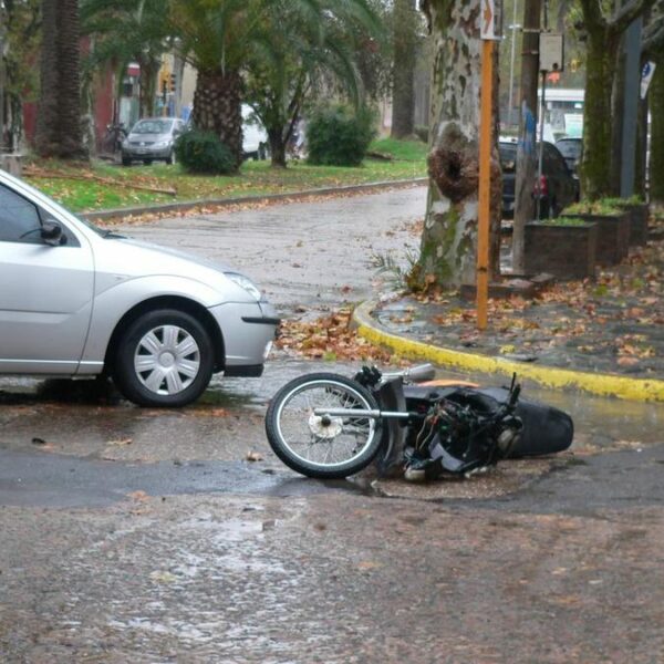 Terrible accidente entre un auto y una moto