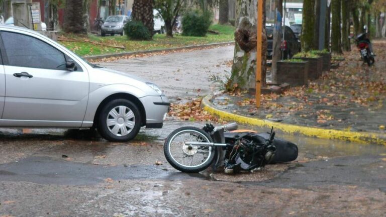 Terrible accidente entre un auto y una moto