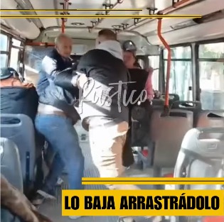 Lo baja arrastrándolo